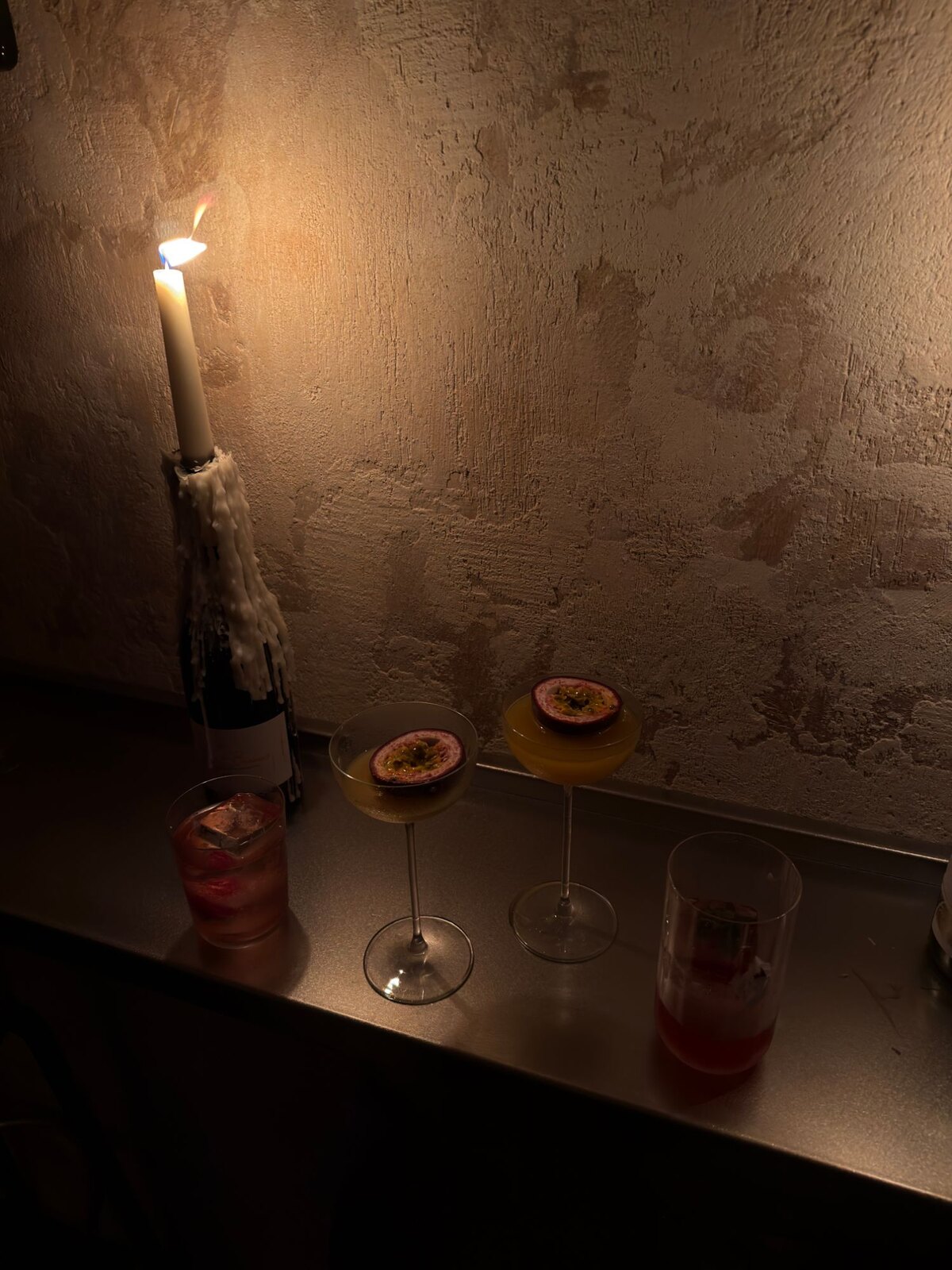 Cocktails au fruit de la passion et bougie sur le comptoir du +39, le sound bar en sous-sol de Monica, Saint-Germain-des-Prés