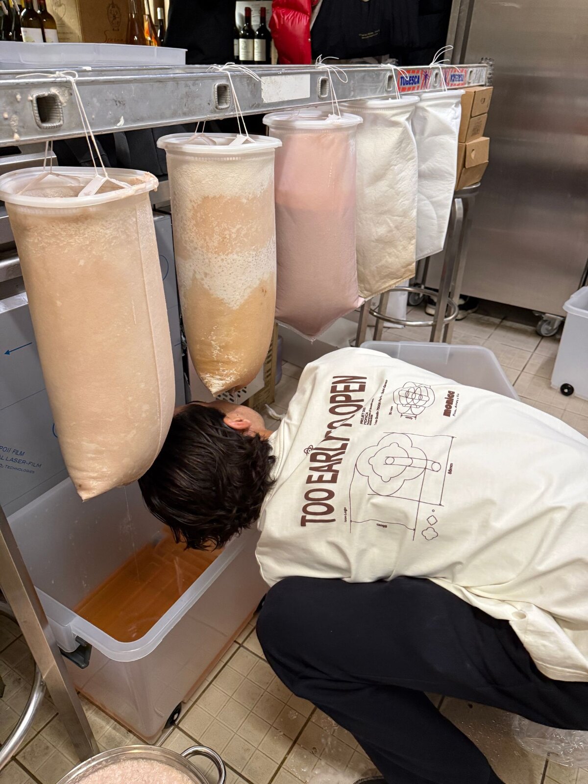 Les pâtons en maturation suspendus en cuisine chez Monica, Saint-Germain-des-Prés