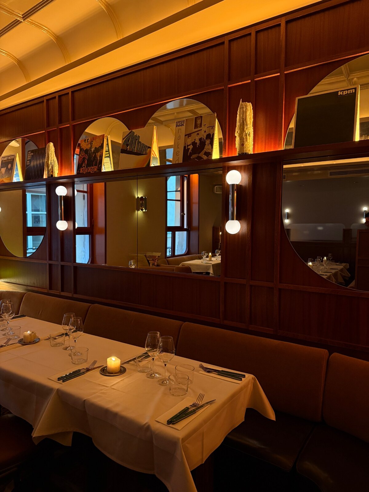 La salle de Monica : boiseries en acajou, miroirs arrondis et pochettes de disques, 1 rue Gozlin, Saint-Germain-des-Prés, Paris 6e