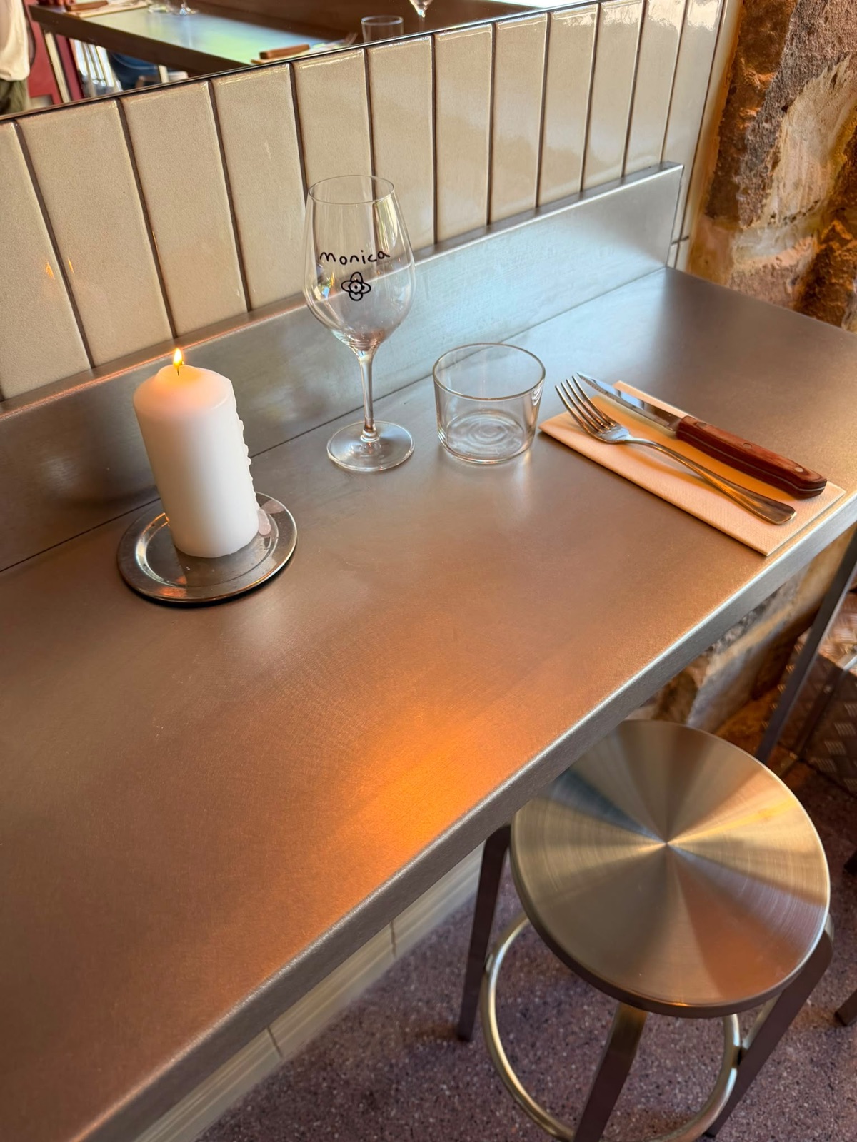 Le verre gravé Monica sur le comptoir, bougie allumée, Saint-Germain-des-Prés, Paris 6e
